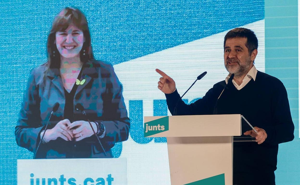 El secretario general de Junts, Jordi Sànchez da paso a la candidata a la presidencia de la Generalitat, Laura Borràs que interviene por videoconferencia en el cierre de campaña. 