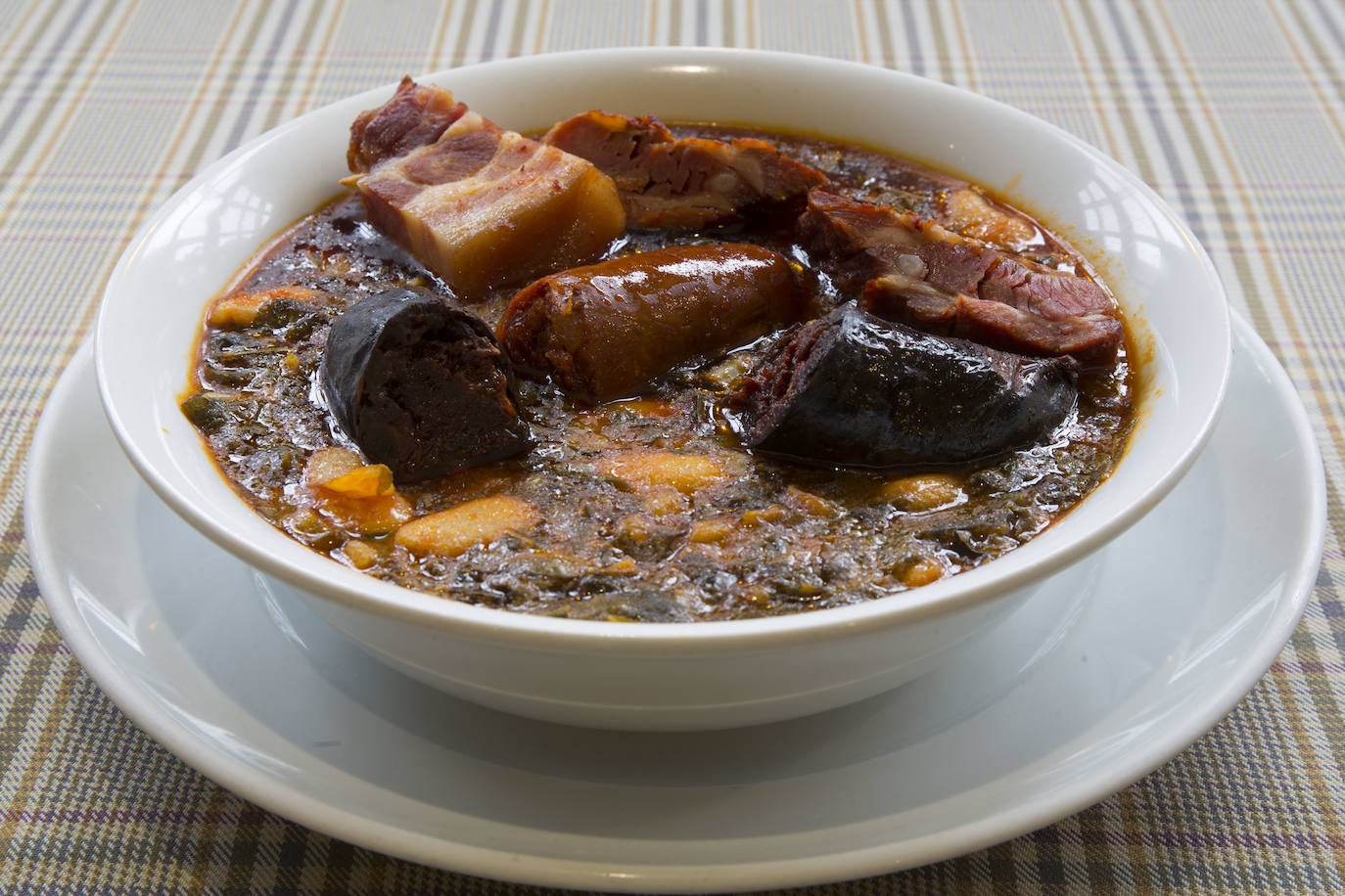 Así  preparan el pote asturiano  en el restaurante De Torres, de Felechosa.