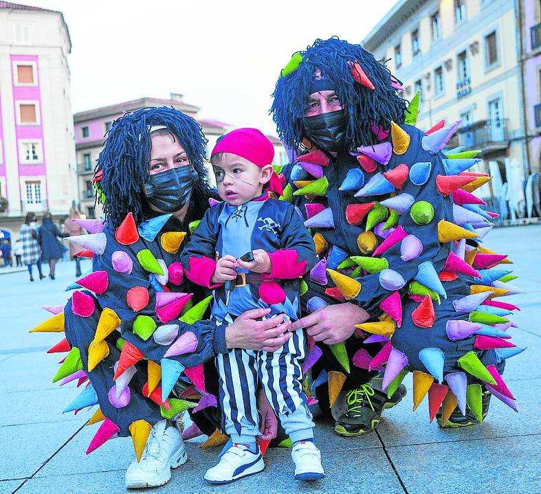 Aunque con menor afluencia que en años anteriores, cientos de personas pueblan las calles y disfrutan de la Gala y del Descenso retransmitidos