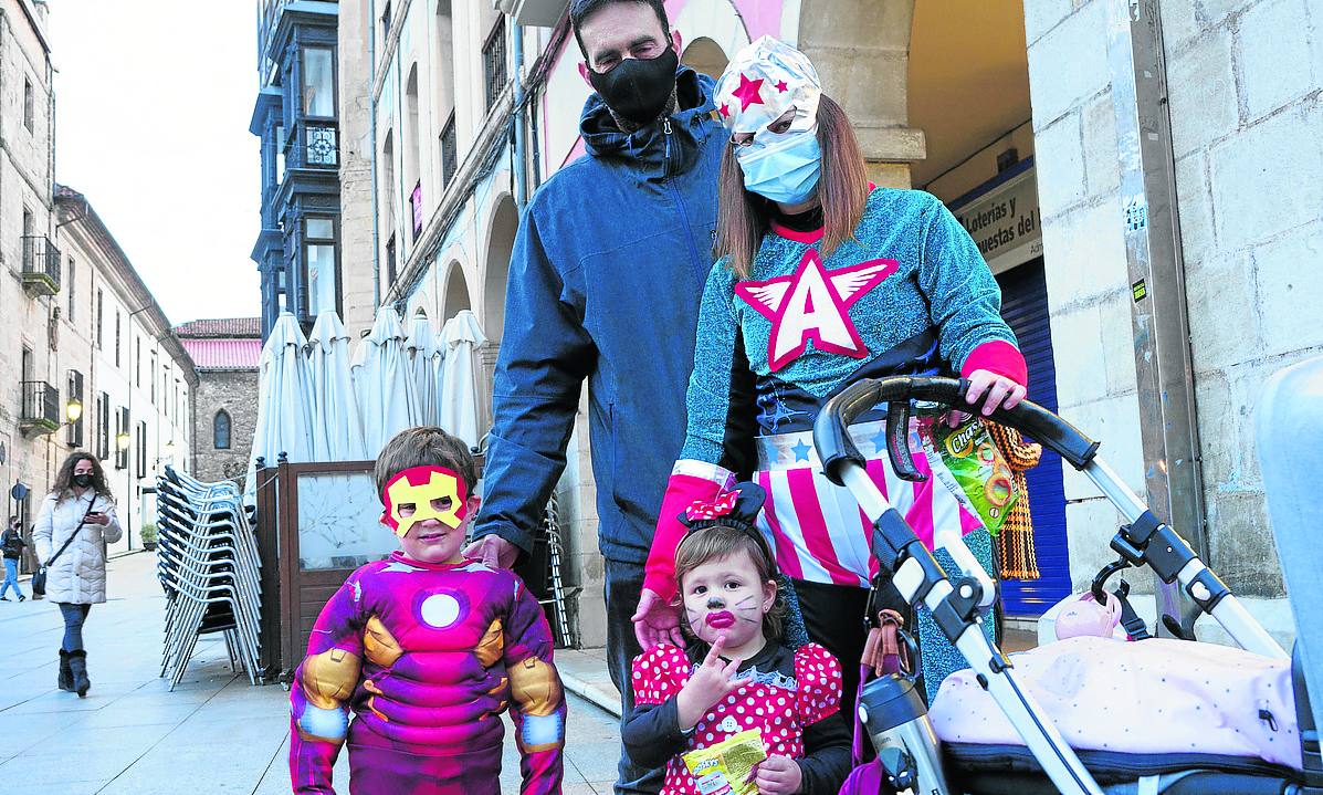 Aunque con menor afluencia que en años anteriores, cientos de personas pueblan las calles y disfrutan de la Gala y del Descenso retransmitidos