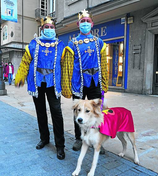 Aunque con menor afluencia que en años anteriores, cientos de personas pueblan las calles y disfrutan de la Gala y del Descenso retransmitidos