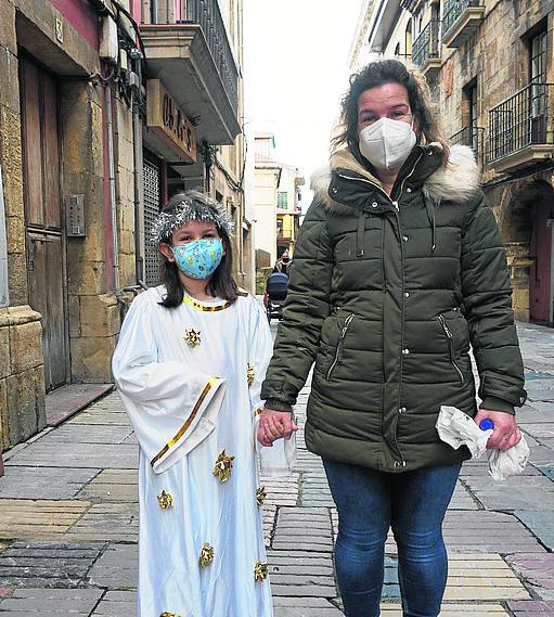 Aunque con menor afluencia que en años anteriores, cientos de personas pueblan las calles y disfrutan de la Gala y del Descenso retransmitidos
