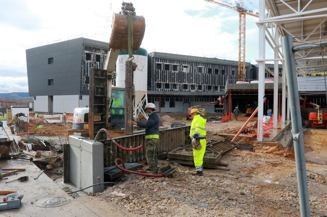 Las obras del que será el futuro instituto de la urbanización de La Fresneda, en Siero. 