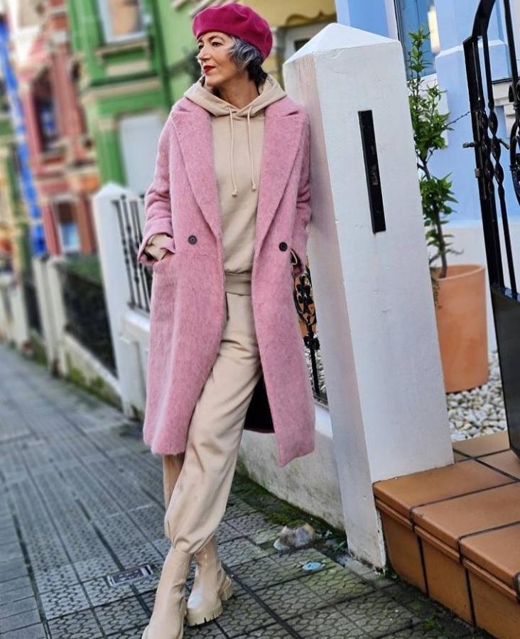 El chándal es uno de esos básicos de fondo de armario, que más allá de las tendencias, desde el pasado año continúa formando parte de la mayoría de looks que vemos en la calle y que les hemos visto a las famosas y fashionistas. Es el nuevo infalible en los looks 'street style' que queda igual de bien tengas 20 o 50 años y que hemos llegado a ver incluso durante las semanas de la moda. Y como no hay nada más cómodo que ese clásico pantalón de chándal, hoy en Asturias de Moda hemos decidido inspirarte para que lo combiertas también en esa prenda que complemente tus mejores looks de calle esta temporada. Toma nota de estos estilismos