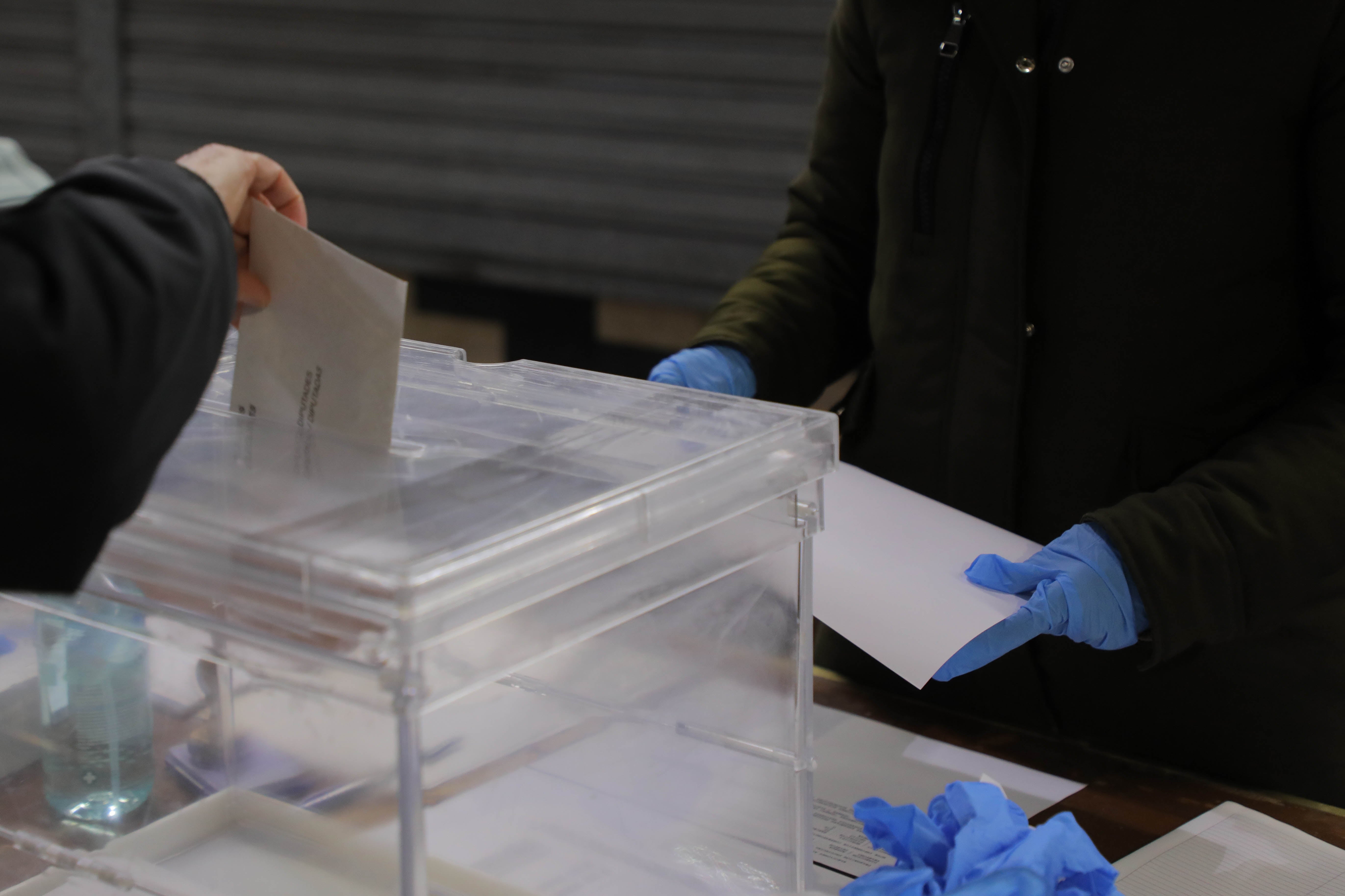 Los catalanes ya están ejerciendo su derecho al voto en unas elecciones marcadas por la pandemia. 