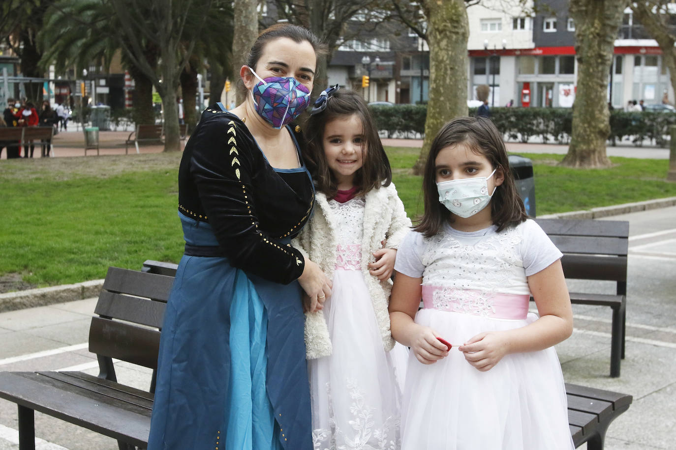 Pese a las restricciones para celebrar el Antroxu, los gijoneses —sobre todo los más pequeños— han salido a la calle ataviados con sus disfraces 