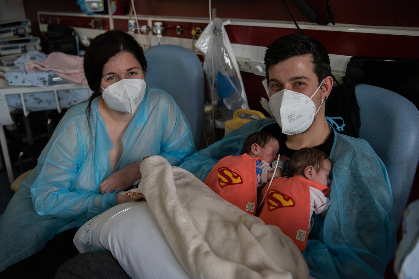 Los 15 recién nacidos del Hospital Clínic de Barcelona han sorprendido a sus padres con sus disfraces de Carnaval. Se trata de una iniciativa del equipo de Enfermería para que puedan celebrar esta festividad, pese a estar en un hospital 