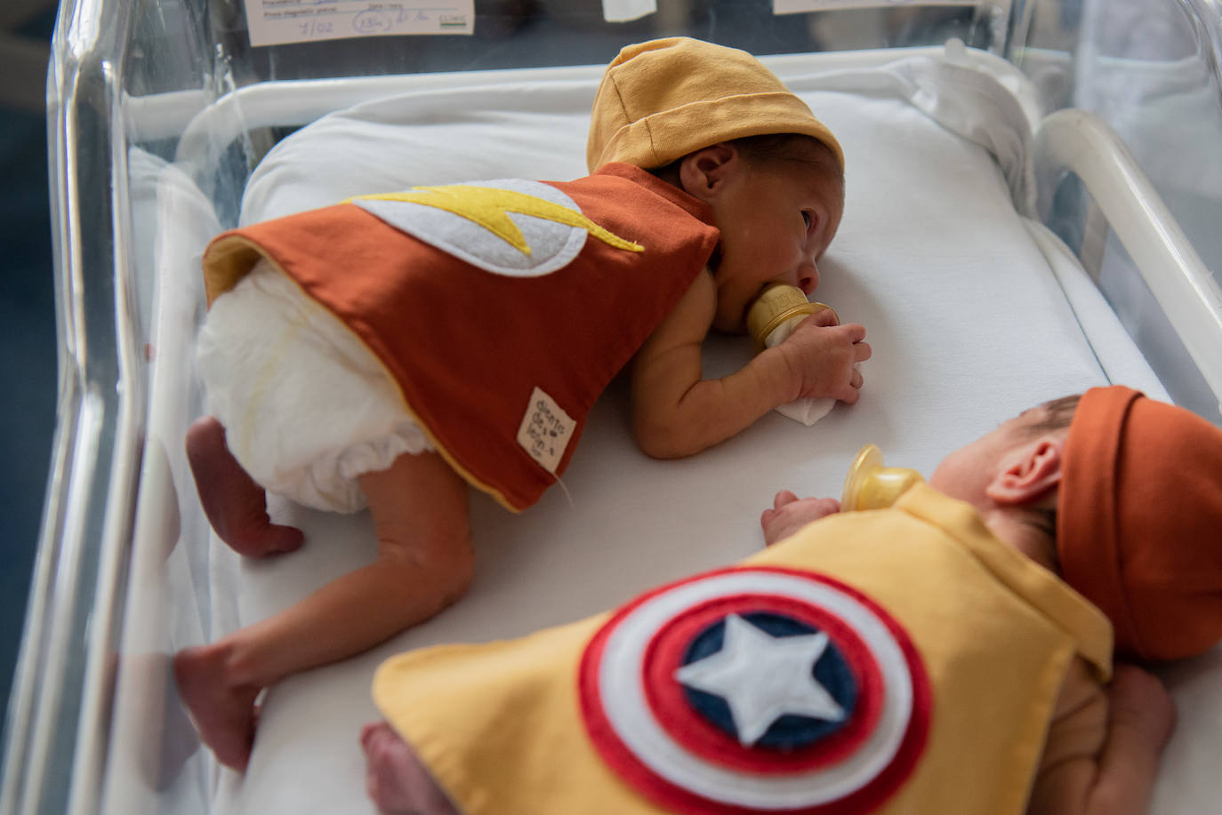 Los 15 recién nacidos del Hospital Clínic de Barcelona han sorprendido a sus padres con sus disfraces de Carnaval. Se trata de una iniciativa del equipo de Enfermería para que puedan celebrar esta festividad, pese a estar en un hospital 