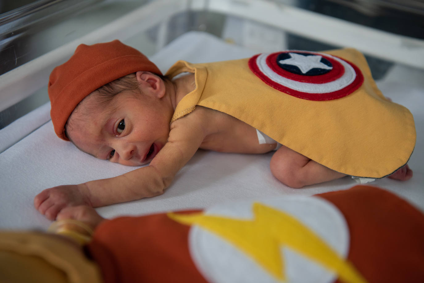 Los 15 recién nacidos del Hospital Clínic de Barcelona han sorprendido a sus padres con sus disfraces de Carnaval. Se trata de una iniciativa del equipo de Enfermería para que puedan celebrar esta festividad, pese a estar en un hospital 