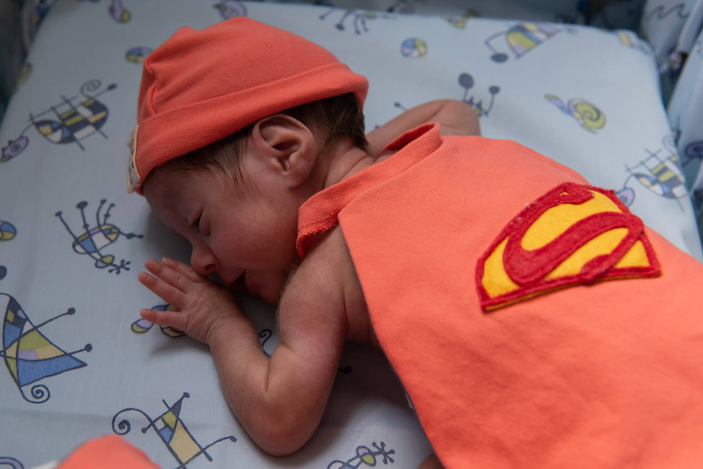 Los 15 recién nacidos del Hospital Clínic de Barcelona han sorprendido a sus padres con sus disfraces de Carnaval. Se trata de una iniciativa del equipo de Enfermería para que puedan celebrar esta festividad, pese a estar en un hospital 