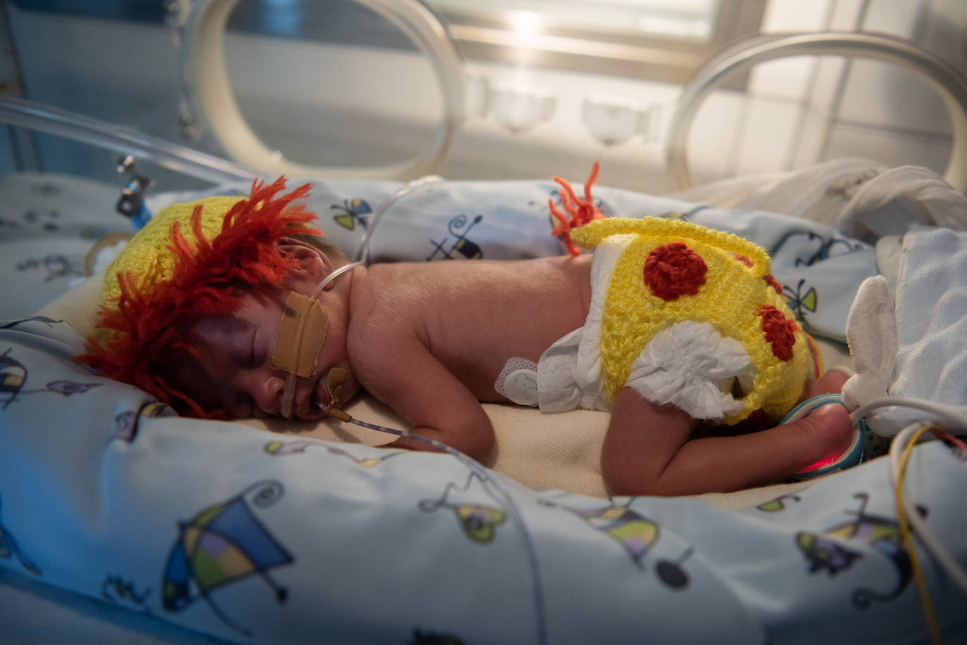 Los 15 recién nacidos del Hospital Clínic de Barcelona han sorprendido a sus padres con sus disfraces de Carnaval. Se trata de una iniciativa del equipo de Enfermería para que puedan celebrar esta festividad, pese a estar en un hospital 