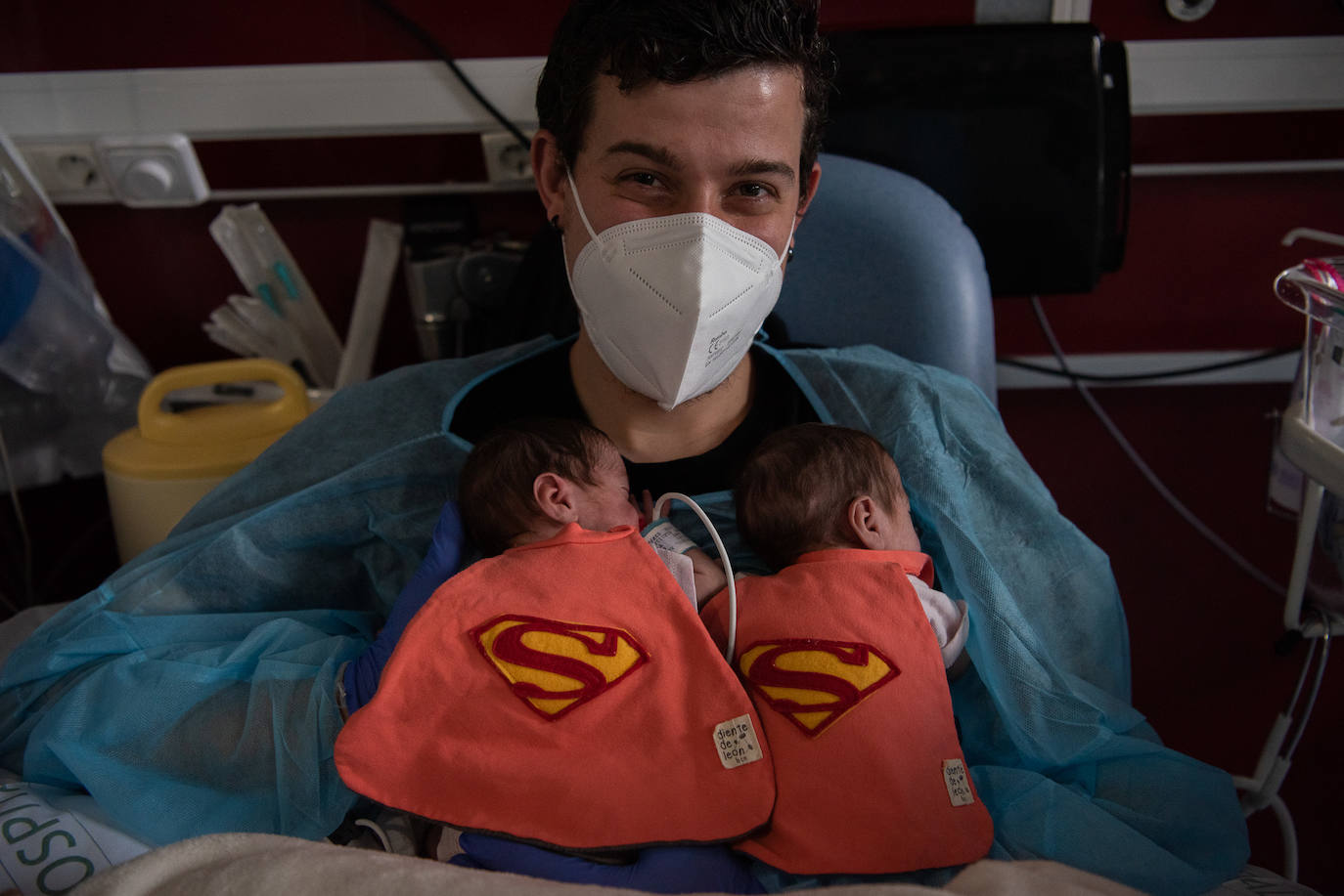 Los 15 recién nacidos del Hospital Clínic de Barcelona han sorprendido a sus padres con sus disfraces de Carnaval. Se trata de una iniciativa del equipo de Enfermería para que puedan celebrar esta festividad, pese a estar en un hospital 