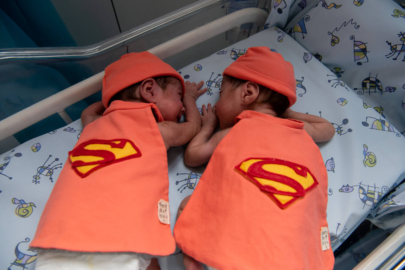 Los 15 recién nacidos del Hospital Clínic de Barcelona han sorprendido a sus padres con sus disfraces de Carnaval. Se trata de una iniciativa del equipo de Enfermería para que puedan celebrar esta festividad, pese a estar en un hospital 