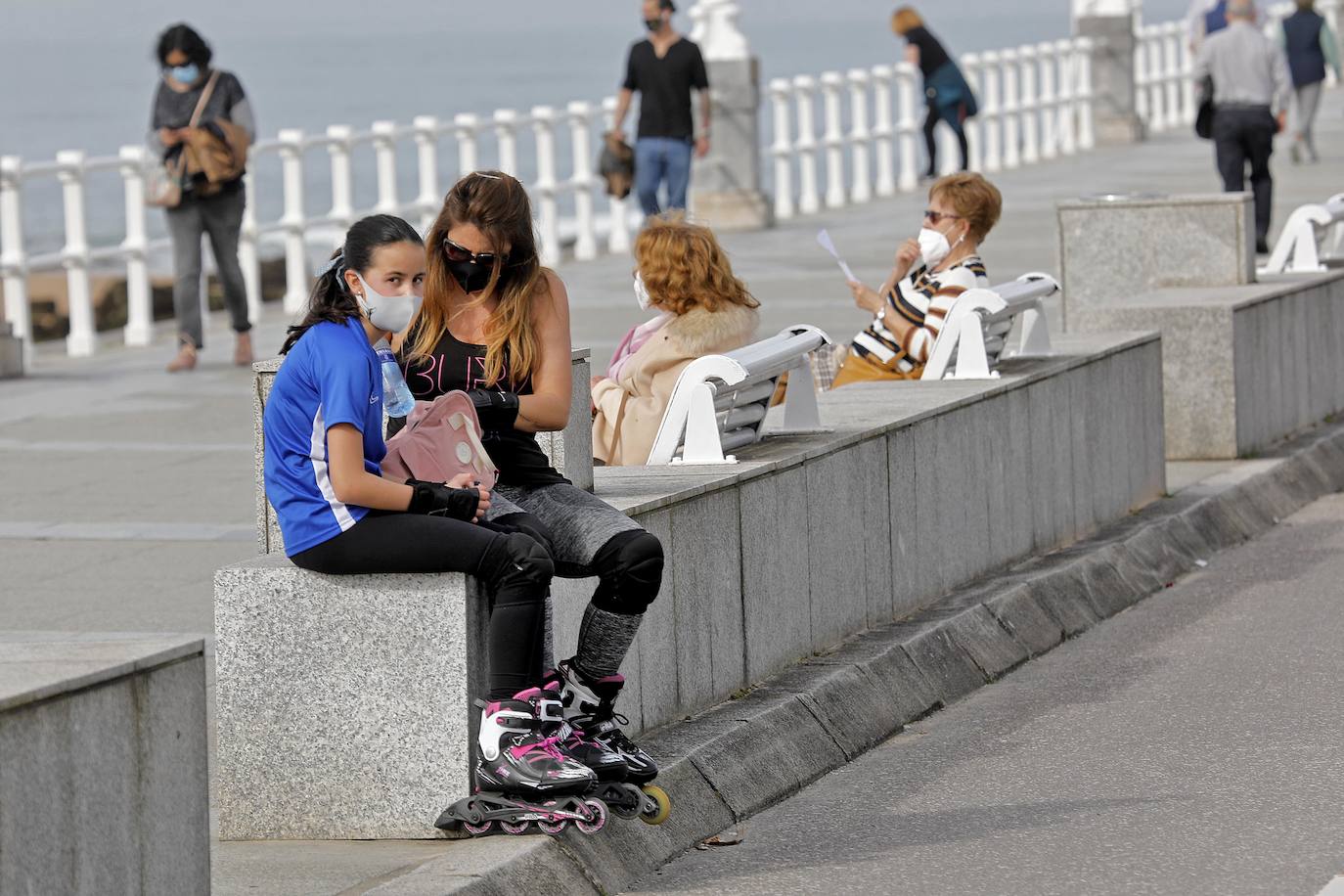 Los asturianos han salido a la calle para disfrutar del buen tiempo que ha hecho este lunes, con temperaturas primaverales en algunas partes de la región, como Gijón, donde los termómetros han llegado a los 25 grados. 