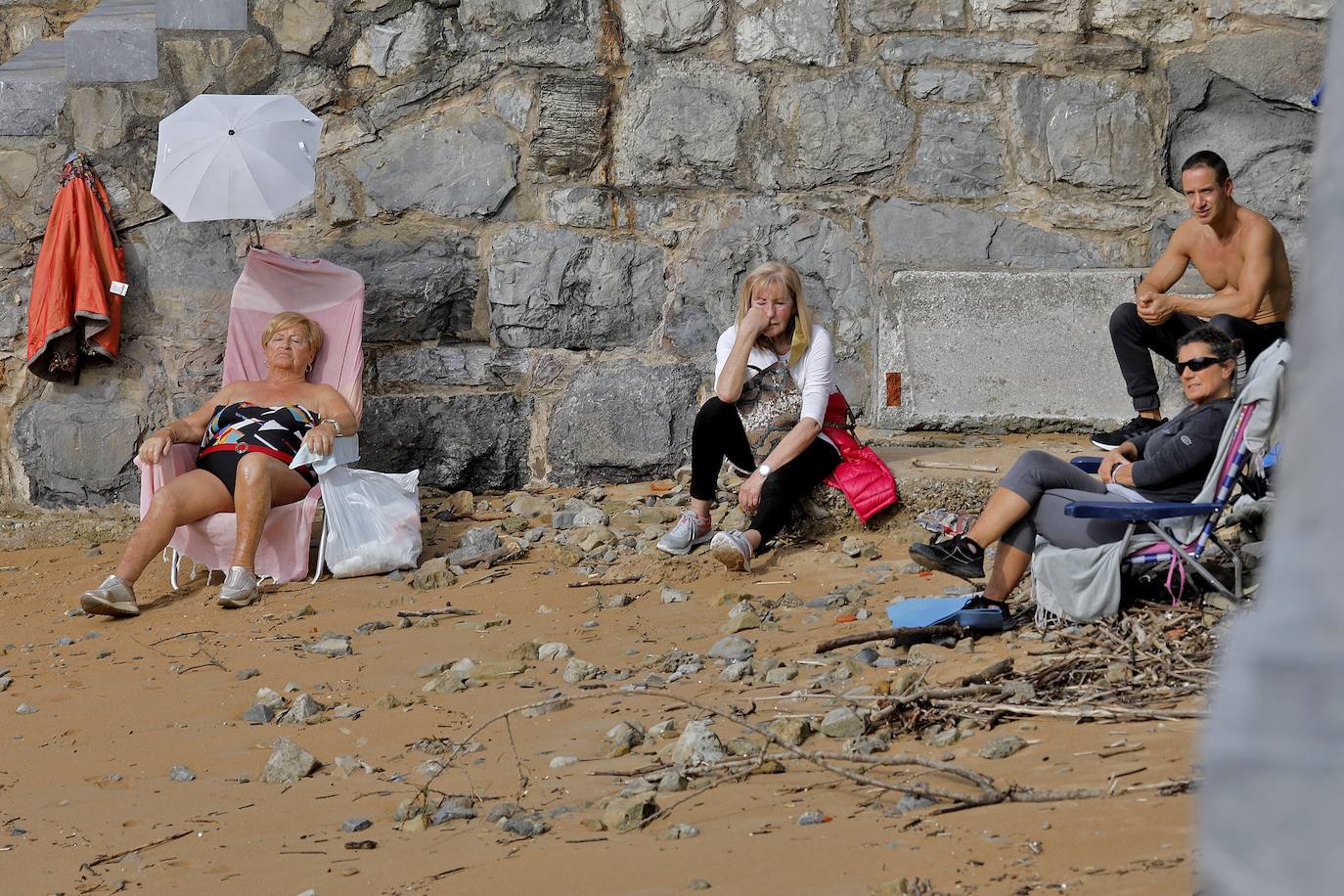 Los asturianos han salido a la calle para disfrutar del buen tiempo que ha hecho este lunes, con temperaturas primaverales en algunas partes de la región, como Gijón, donde los termómetros han llegado a los 25 grados. 