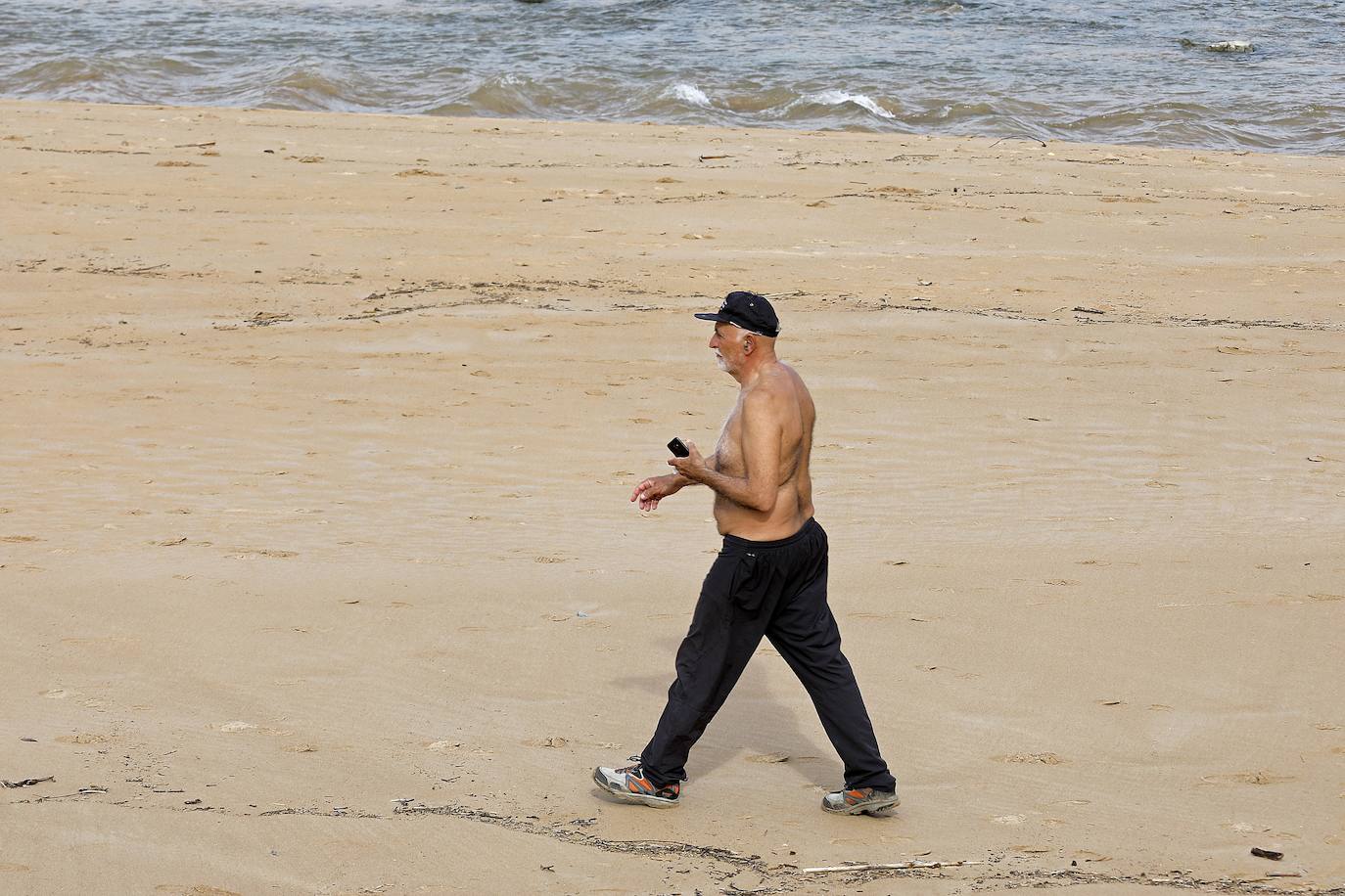 Los asturianos han salido a la calle para disfrutar del buen tiempo que ha hecho este lunes, con temperaturas primaverales en algunas partes de la región, como Gijón, donde los termómetros han llegado a los 25 grados. 