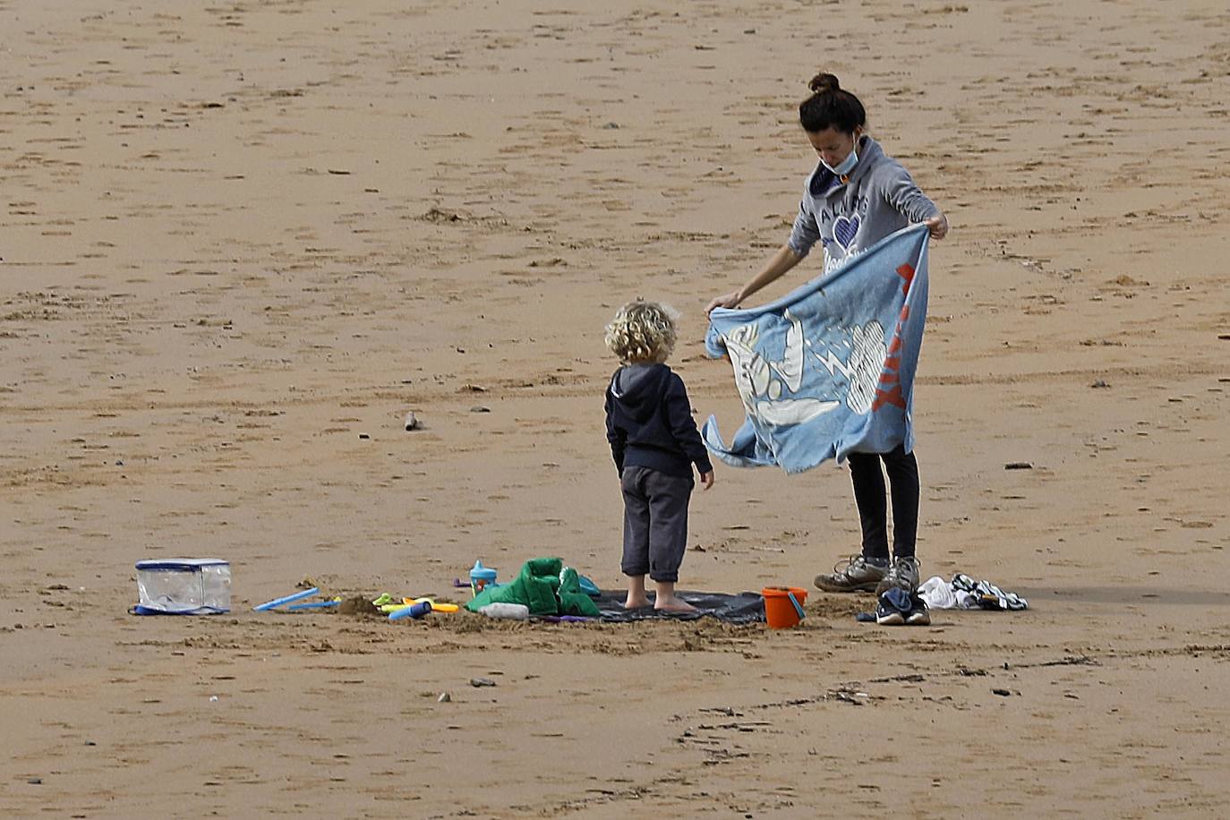 Los asturianos han salido a la calle para disfrutar del buen tiempo que ha hecho este lunes, con temperaturas primaverales en algunas partes de la región, como Gijón, donde los termómetros han llegado a los 25 grados. 