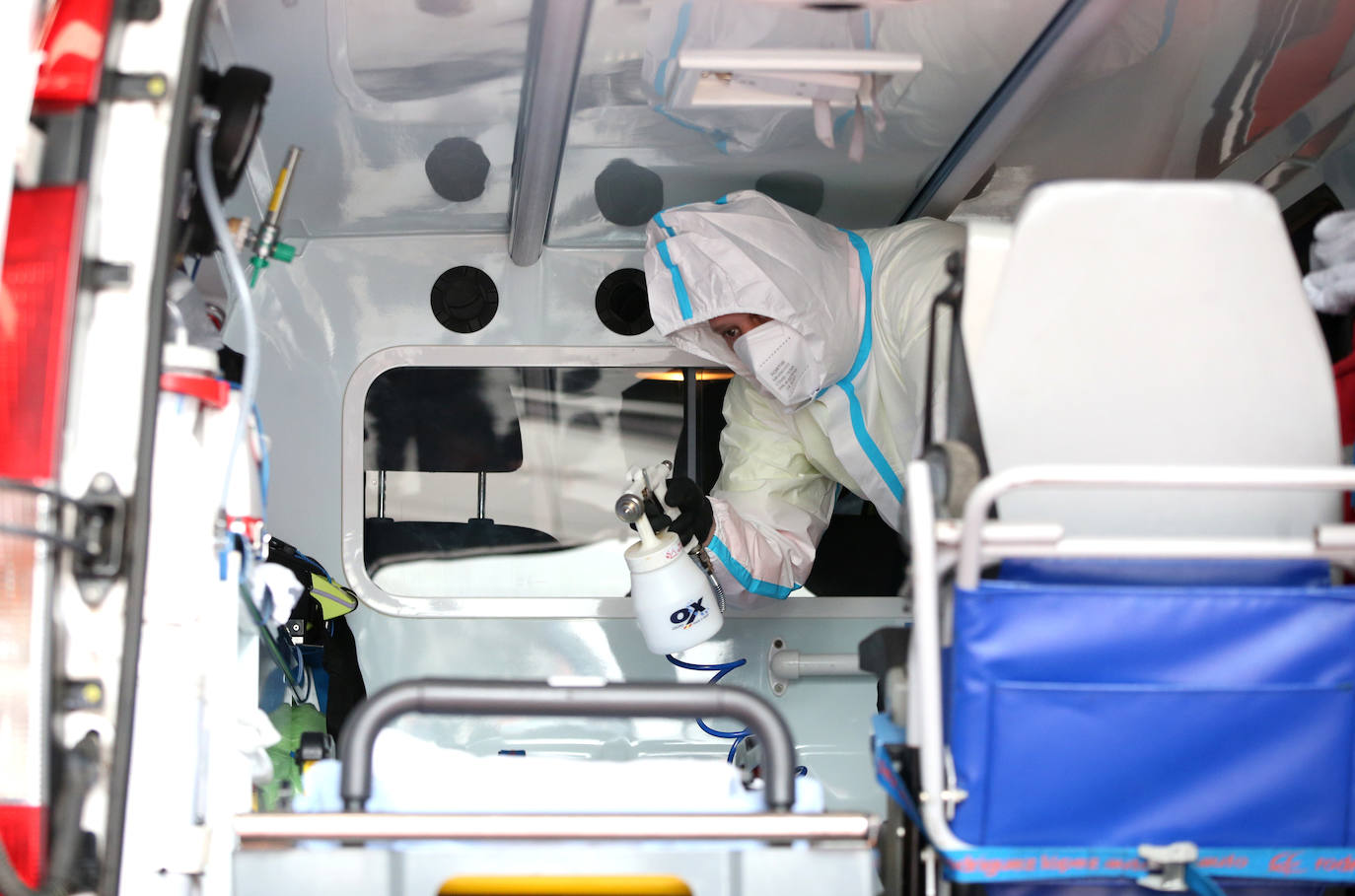 Pablo Corzo llevó a los primeros casos de coronavirus en Asturias hasta el hospital. Roberto Menéndez Joglar lleva trasladando casos desde la segunda ola. Ambos son técnicos de emergencias sanitarias de Transinsa, que cumple un año de intenso trabajo con innumerables sentimientos.