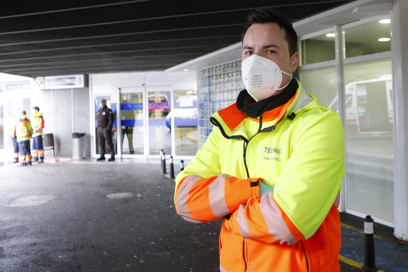 Pablo Corzo llevó a los primeros casos de coronavirus en Asturias hasta el hospital. Roberto Menéndez Joglar lleva trasladando casos desde la segunda ola. Ambos son técnicos de emergencias sanitarias de Transinsa, que cumple un año de intenso trabajo con innumerables sentimientos.