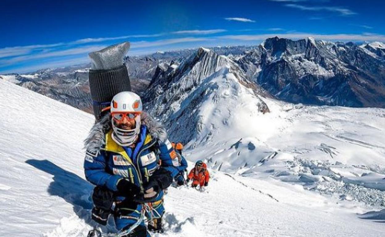 El viento y la nieve obliga a Alex Txikon a regresar al Campo Base