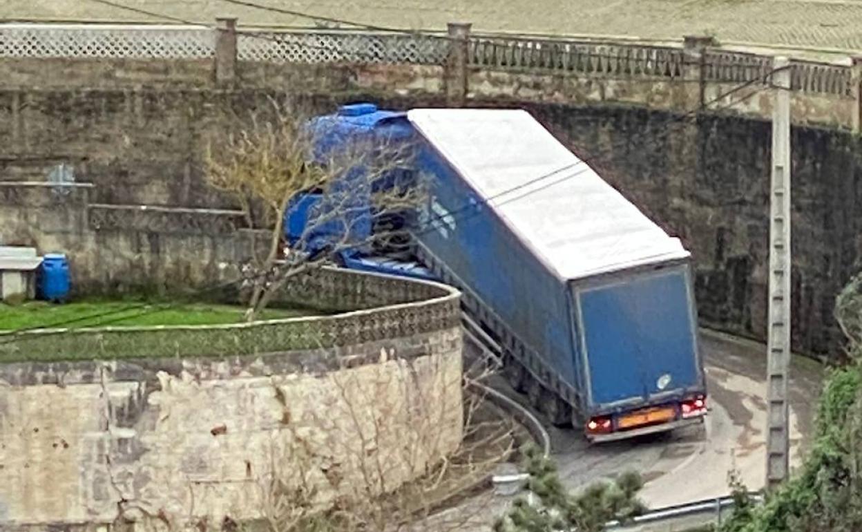 Un tráiler se queda atascado en La Ñora