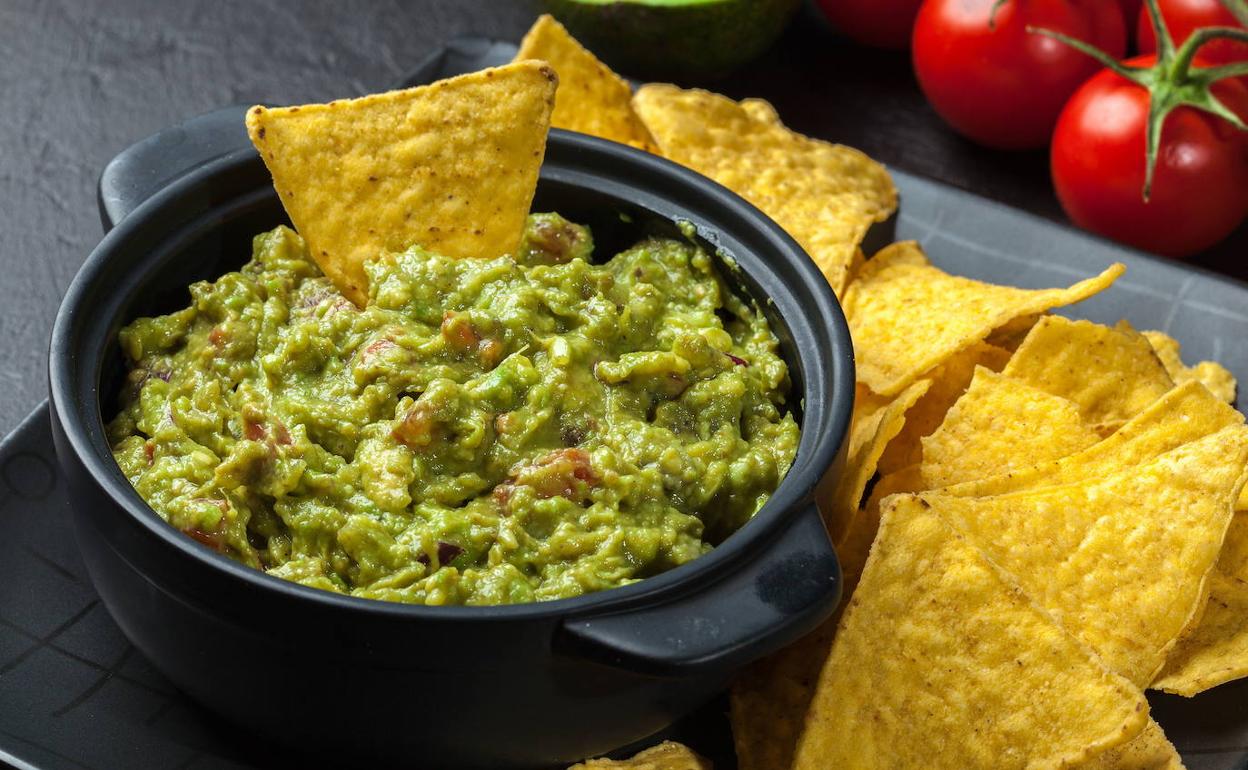 Guacamole para hacer en casa, acompañado de nachos 