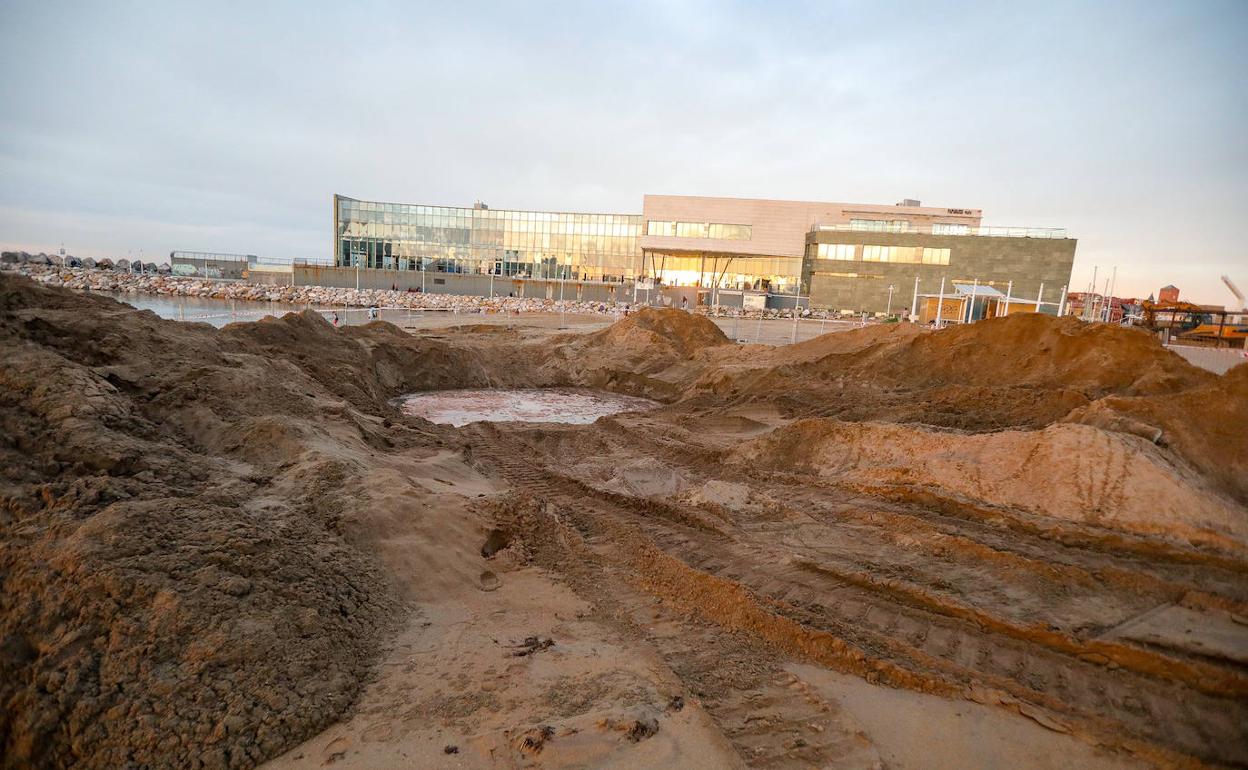 Obra iniciada en la playa de Poniente para localizar el origen de los hundimientos en el arenal.