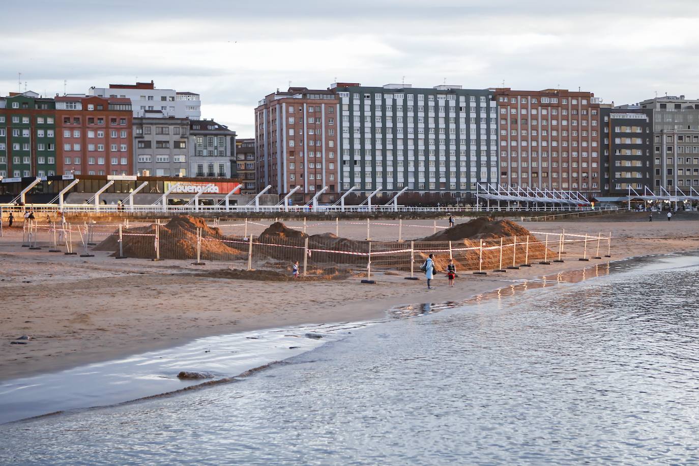 Fotos: La playa de Poniente se hunde por una avería en una antigua tubería de la EMA