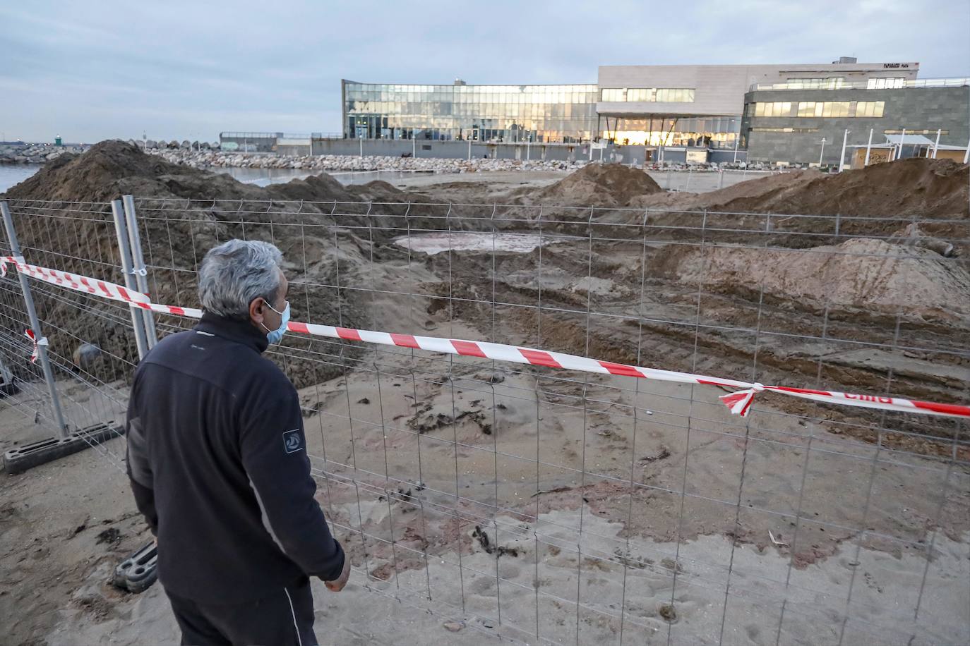 Fotos: La playa de Poniente se hunde por una avería en una antigua tubería de la EMA