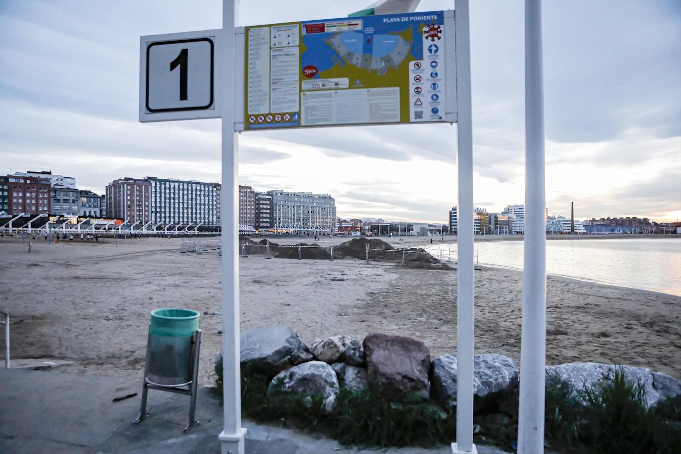 Fotos: La playa de Poniente se hunde por una avería en una antigua tubería de la EMA