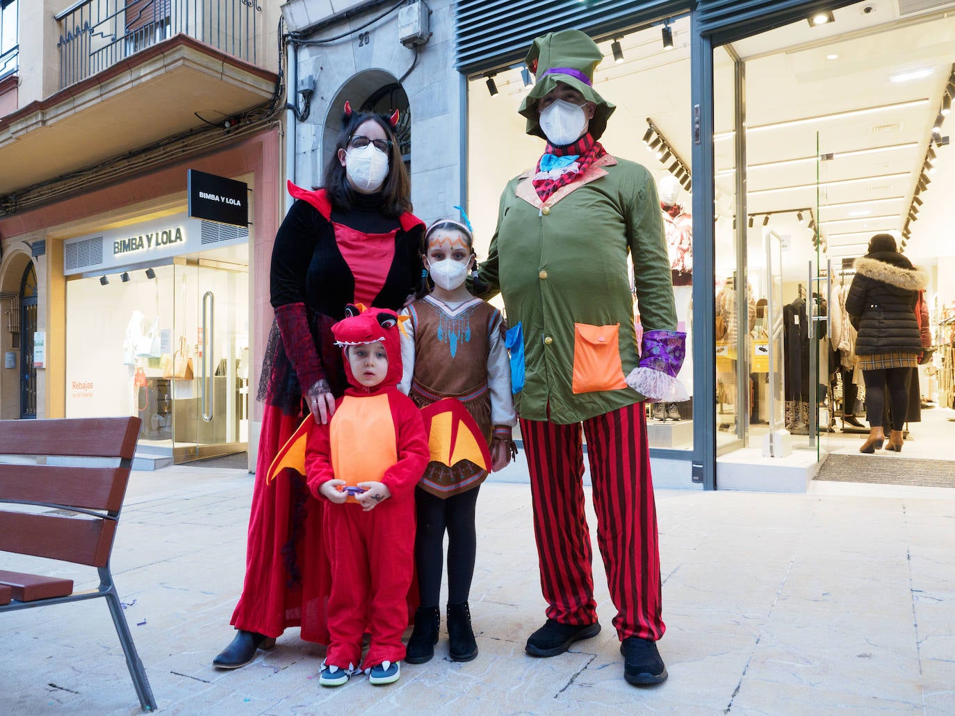 La pandemia, que ha obligado a cancelar los actos y celebraciones carnavalescos de los que cada año disfrutaba la región, no ha conseguido desanimar a los asturianos, que han salido a la calle con sus mejores disfraces.