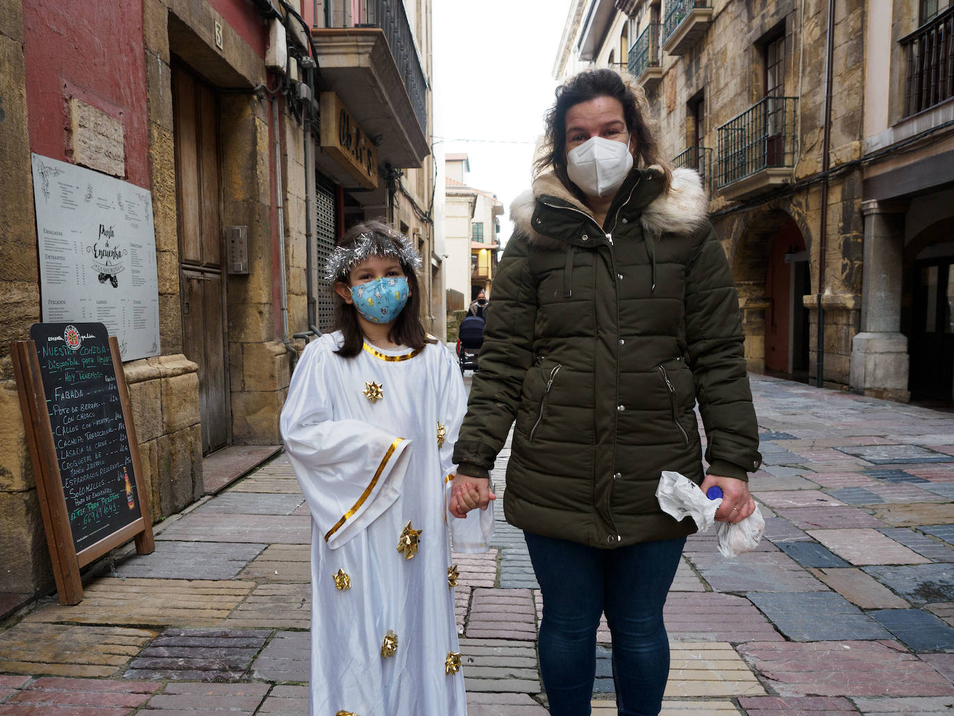 La pandemia, que ha obligado a cancelar los actos y celebraciones carnavalescos de los que cada año disfrutaba la región, no ha conseguido desanimar a los asturianos, que han salido a la calle con sus mejores disfraces.