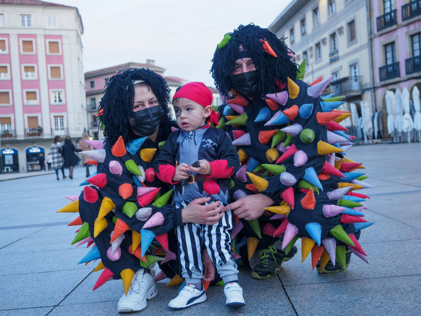 La pandemia, que ha obligado a cancelar los actos y celebraciones carnavalescos de los que cada año disfrutaba la región, no ha conseguido desanimar a los asturianos, que han salido a la calle con sus mejores disfraces.