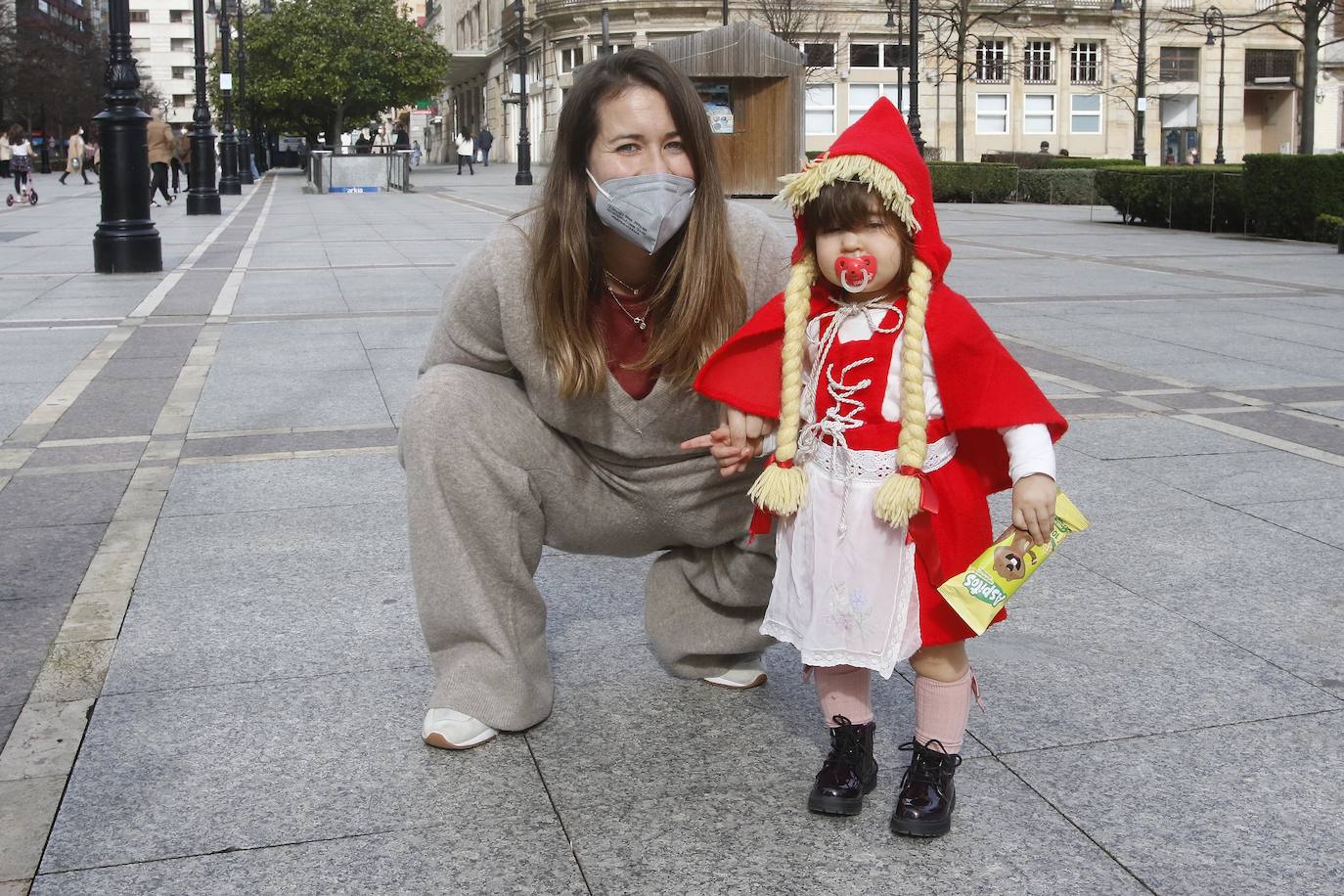 La pandemia, que ha obligado a cancelar los actos y celebraciones carnavalescos de los que cada año disfrutaba la región, no ha conseguido desanimar a los asturianos, que han salido a la calle con sus mejores disfraces.