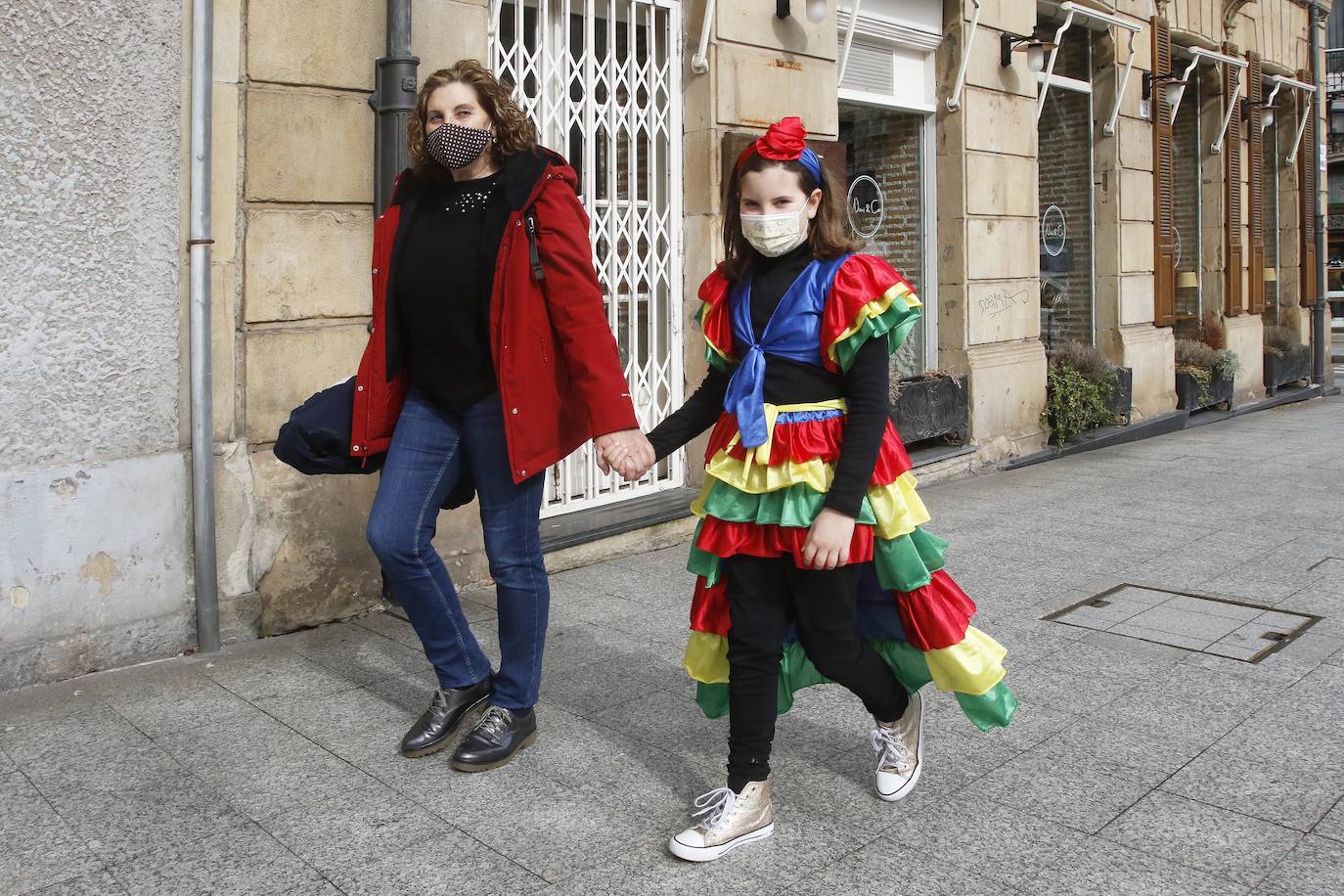 La pandemia, que ha obligado a cancelar los actos y celebraciones carnavalescos de los que cada año disfrutaba la región, no ha conseguido desanimar a los asturianos, que han salido a la calle con sus mejores disfraces.