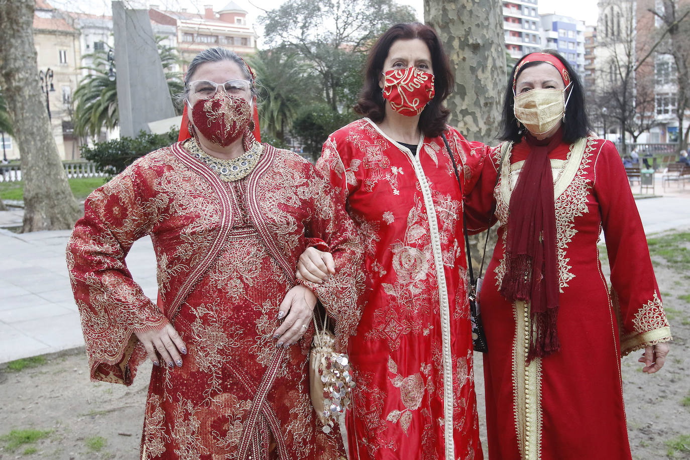 La pandemia, que ha obligado a cancelar los actos y celebraciones carnavalescos de los que cada año disfrutaba la región, no ha conseguido desanimar a los asturianos, que han salido a la calle con sus mejores disfraces.