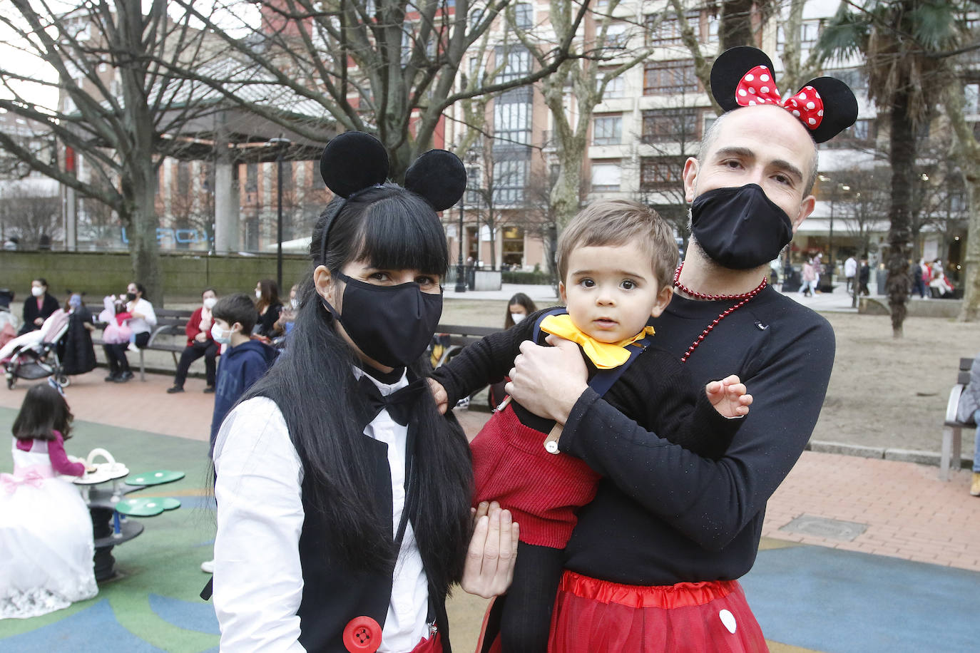 La pandemia, que ha obligado a cancelar los actos y celebraciones carnavalescos de los que cada año disfrutaba la región, no ha conseguido desanimar a los asturianos, que han salido a la calle con sus mejores disfraces.