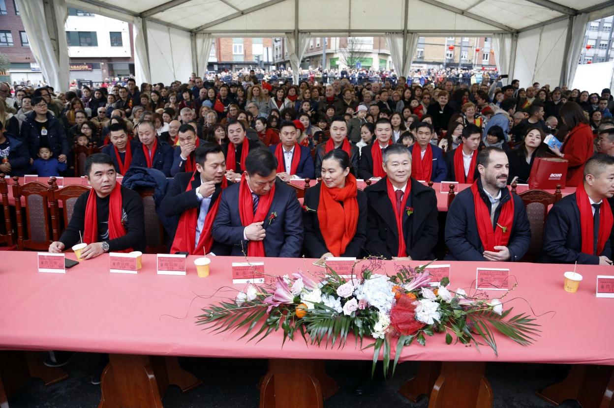 La fiesta de año nuevo chino que se celebró en Lugones con la asistencia del alcalde, Ángel García, el año pasado cuando aún no se hablaba de la pandemia provocada por la covid-19. 