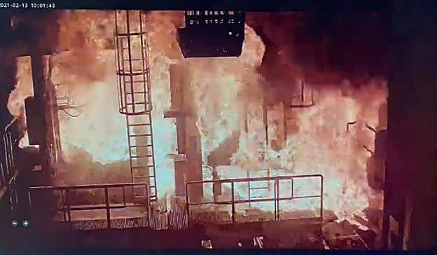 El incendio declarado en el tren de carril de Arcelor obliga a parar la instalación durante diez días. 