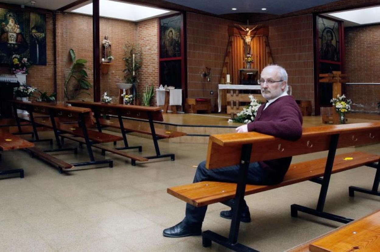 José Reinerio, capellán de Cabueñes, en la parroquia de San Pablo de El Polígono. 