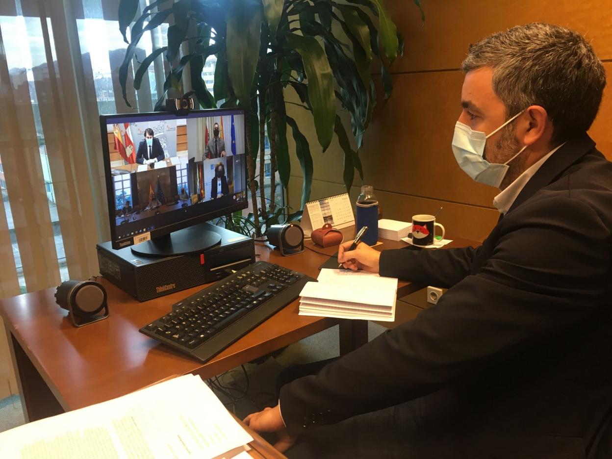 Alejandro Calvo, ayer, en su despacho, durante la reunión con la ministra y los consejeros del noroeste. 