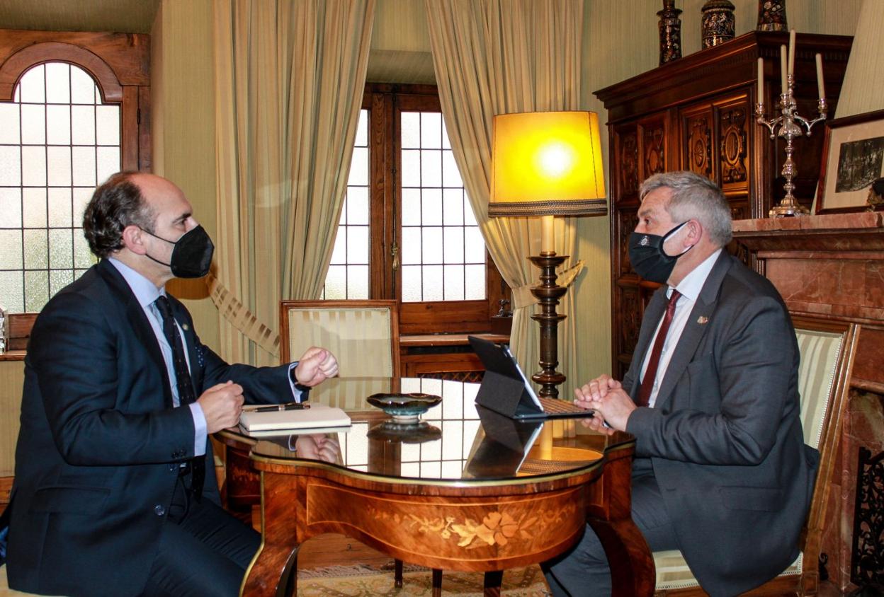 Ignacio Villaverde y Santiago García Granda, durante la reunión celebrada ayer. 