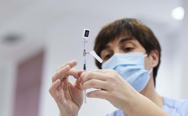 Una sanitaria sostiene una jeringuilla con la segunda dosis de la vacuna de Pfizer-BioNTech contra la covid en el Hospital Universitario Marqués de Valdecilla, en Santander. 