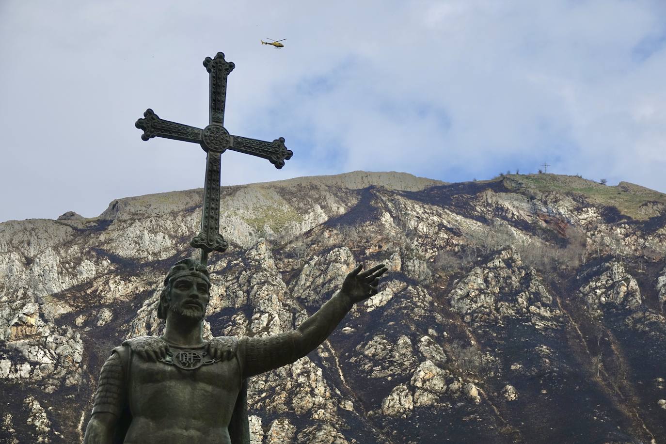El fuego originado en el monte Priena afectó a 120 hectáreas y obligó a los bomberos a trabajar en su extinción toda la noche.  Pinche aquí para leer la crónica de todo lo occurido .