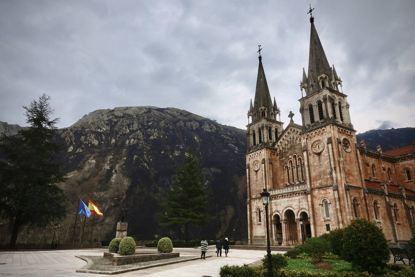 El fuego originado en el monte Priena afectó a 120 hectáreas y obligó a los bomberos a trabajar en su extinción toda la noche.  Pinche aquí para leer la crónica de todo lo occurido .