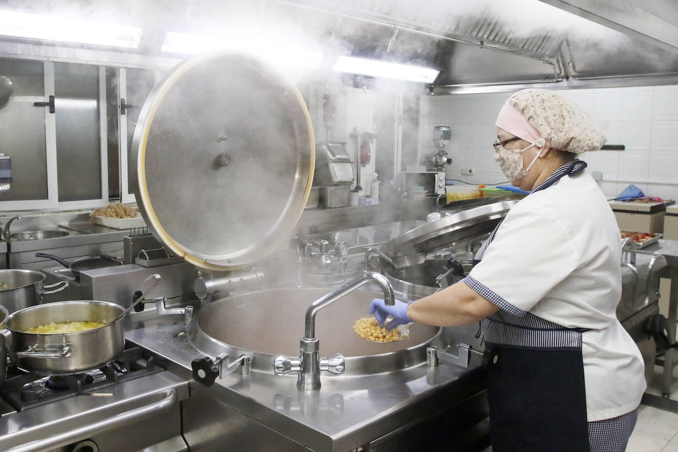 La Cocina Económica de Gijón ha repartido 300 menús de Antroxu entre usuarios habituales de la institución porque «la mayor celebración para estas personas que viven en situaciones tan complicadas es la comida», destaca la dirección.