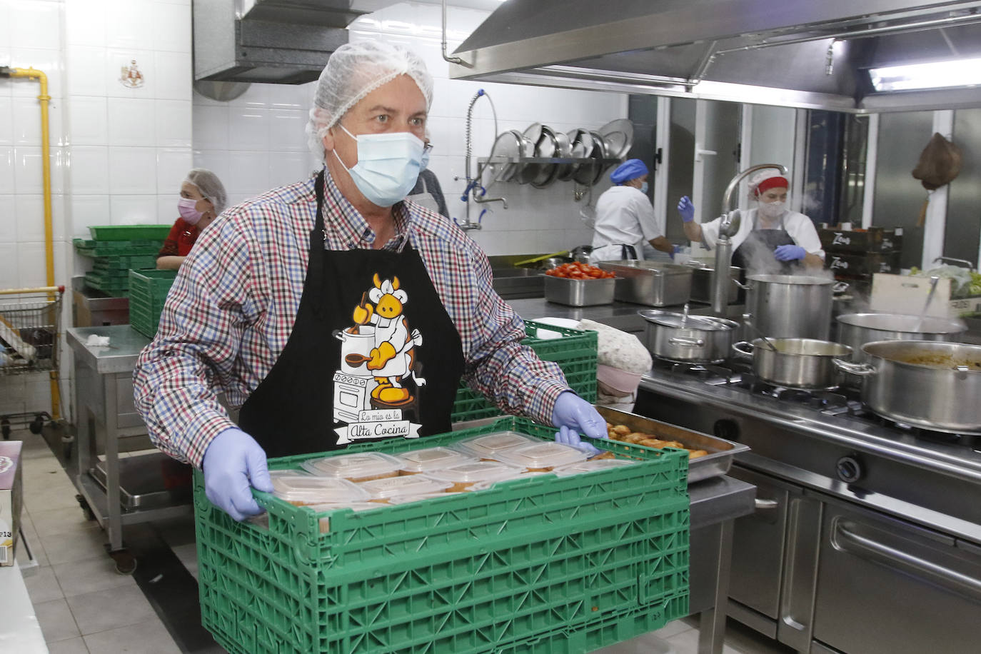 La Cocina Económica de Gijón ha repartido 300 menús de Antroxu entre usuarios habituales de la institución porque «la mayor celebración para estas personas que viven en situaciones tan complicadas es la comida», destaca la dirección.