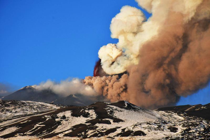 El volcán Etna, en Catania (Sicilia) entra inesperadamente en erupción dejando un reguero de cenizas y fragmentos de lava en las ciudades más cercanas 