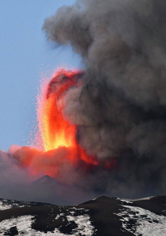 El volcán Etna, en Catania (Sicilia) entra inesperadamente en erupción dejando un reguero de cenizas y fragmentos de lava en las ciudades más cercanas 