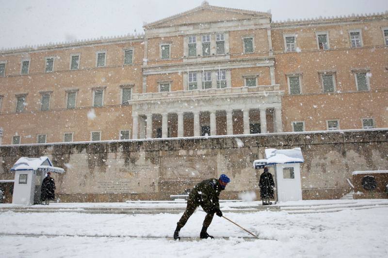 El temporal de frío y nieve Medea ha cubierto de blanco las calles y monumentos de Atenas 